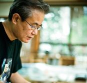 十二代 上野浩之さん　「先人達の想いと技法を受け継ぎ、そこにそれぞれの個性を表現し、新しい伝統を創りだしていきたい」と語る。
