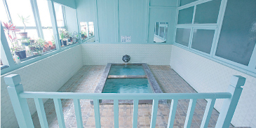 新湯  今では珍しい総タイル張りの浴場。