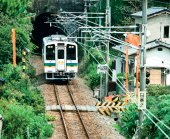 温泉街をトコトコ走る、一両列車。