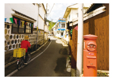 温泉街を貫く通りは、参勤交代でも使われたという薩摩街道。味噌屋や竹細工店など、商人の町の面影をかすかに残している。