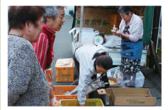 街中で開かれる朝市では、安くて新鮮な野菜や魚介類が手に入る。駅前、JA倉庫、金波楼前