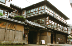 明治末期から昭和にかけて作られた希少な木造旅館は、宿泊、立ち寄り湯はもちろん館内の見学もできる。随所に光る匠の技に心を奪われる。