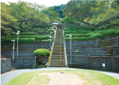 今から600年前、孝行息子が神様のお告げを受けて発見したという日奈久温泉。その神様をまつる高台の神社で、しばし時間を忘れる。イベント広場として今でも使用されている。